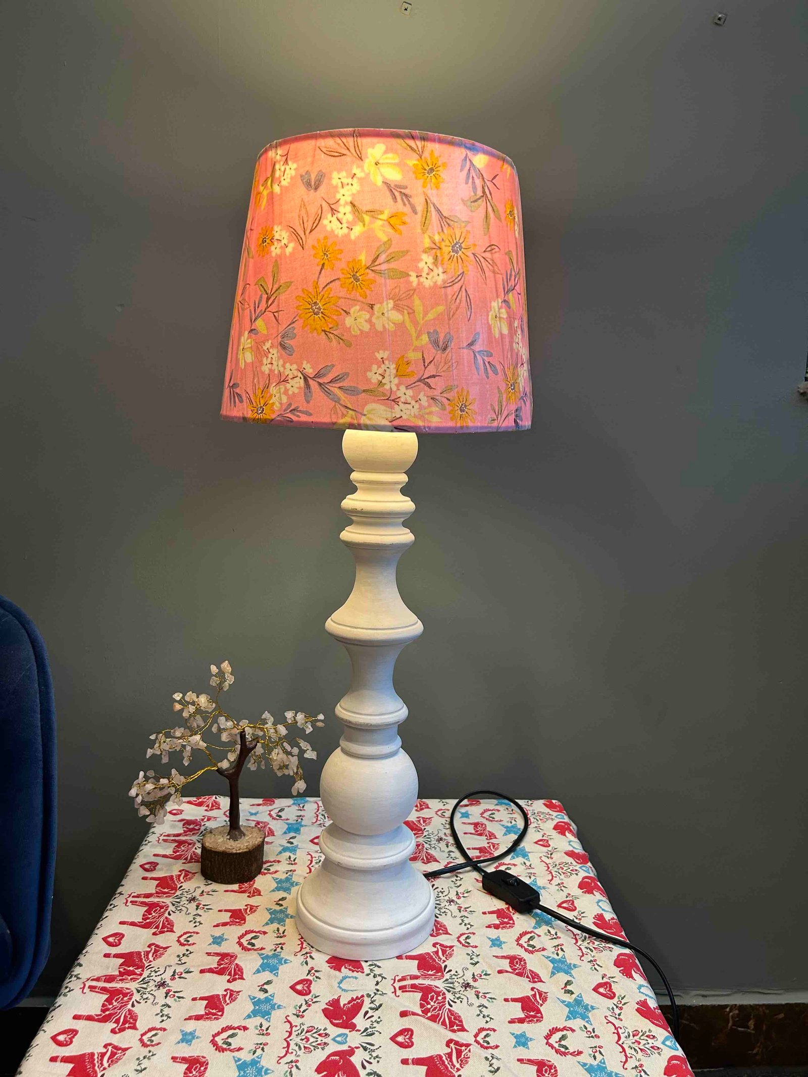 Elowen – Distressed White Wood Table Lamp